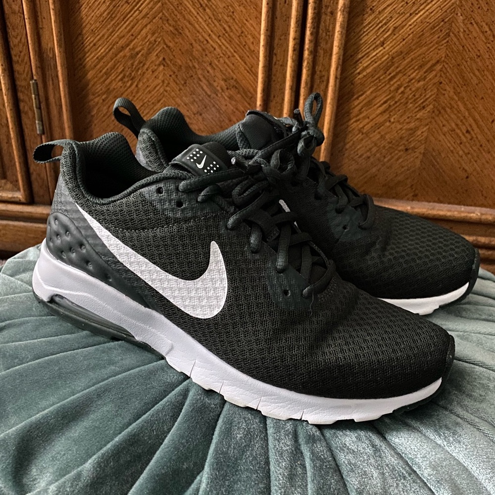 Nike Women’s Air Max Motion LW Running Shoes